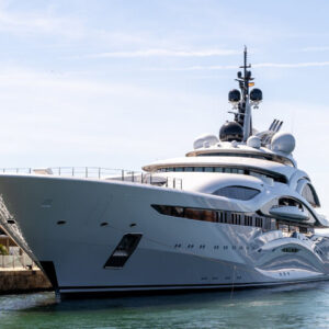 کروز در ماه آبی